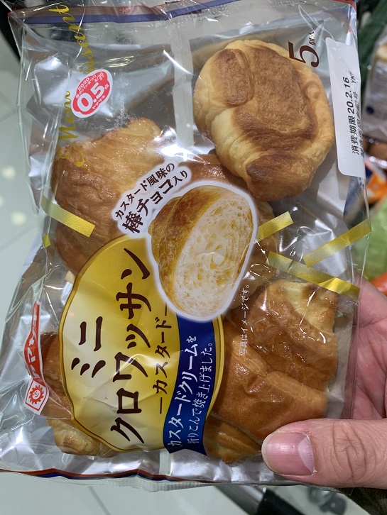ヤマザキ(山崎製パン) ミニクロワッサン カスタードの写真①